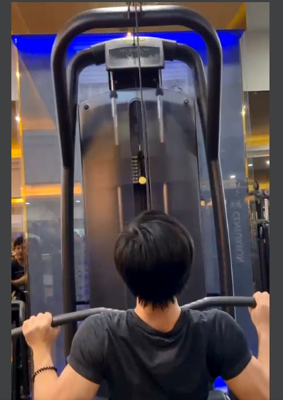 Wide grip lat pull down