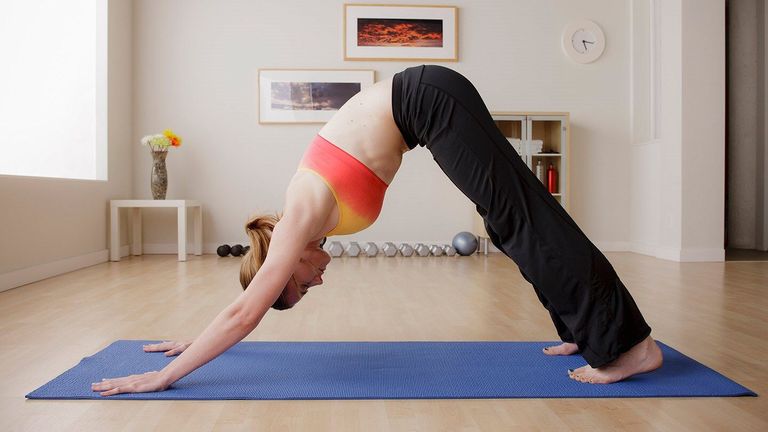 Downward - bài tập yoga chữa đau lưng hiệu quả