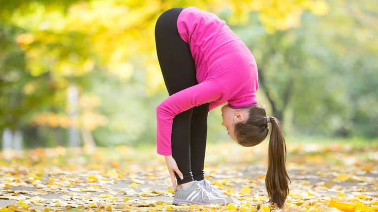 Động tác gập người về phía trước - tư thế yoga giảm đau lưng